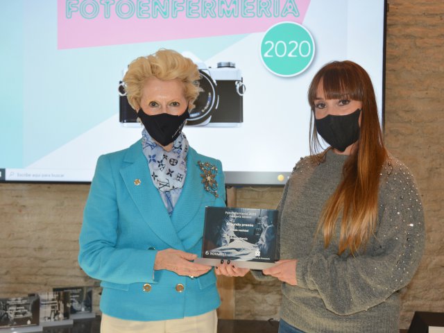 Segundo premio de FotoEnfermería 2020, categoría general. Ángela García (dcha.) recibe el premio de manos de Pilar Fernández